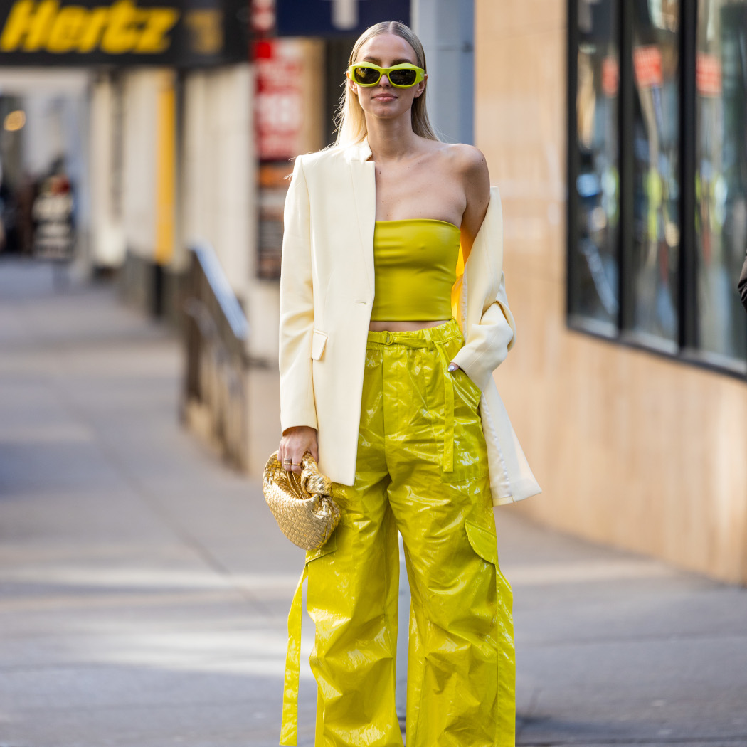 Modne spodnie damskie wiosna-lato 2023. Jakie fasony, kolory i wzory będą hitami sezonu? Sprawdź